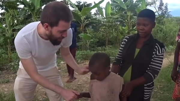 Una niña africana se asusta al ver por primera vez a una persona blanca - Sputnik Mundo