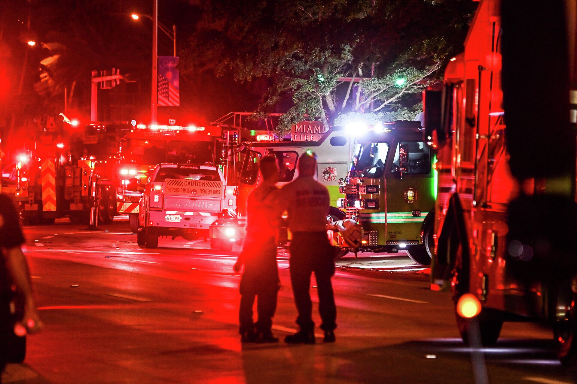 Rescatistas y vehículos que llegaron a Champlain Towers, el edificio que colapsó en Miami, Florida, en la noche del 24 de junio, 2021 - Sputnik Mundo, 1920, 24.06.2021