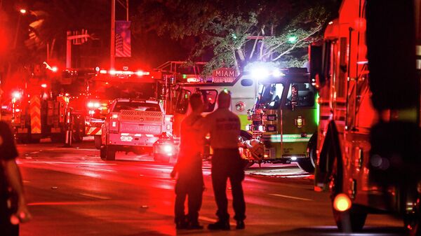 Rescatistas y vehículos que llegaron a Champlain Towers, el edificio que colapsó en Miami, Florida, en la noche del 24 de junio, 2021 - Sputnik Mundo