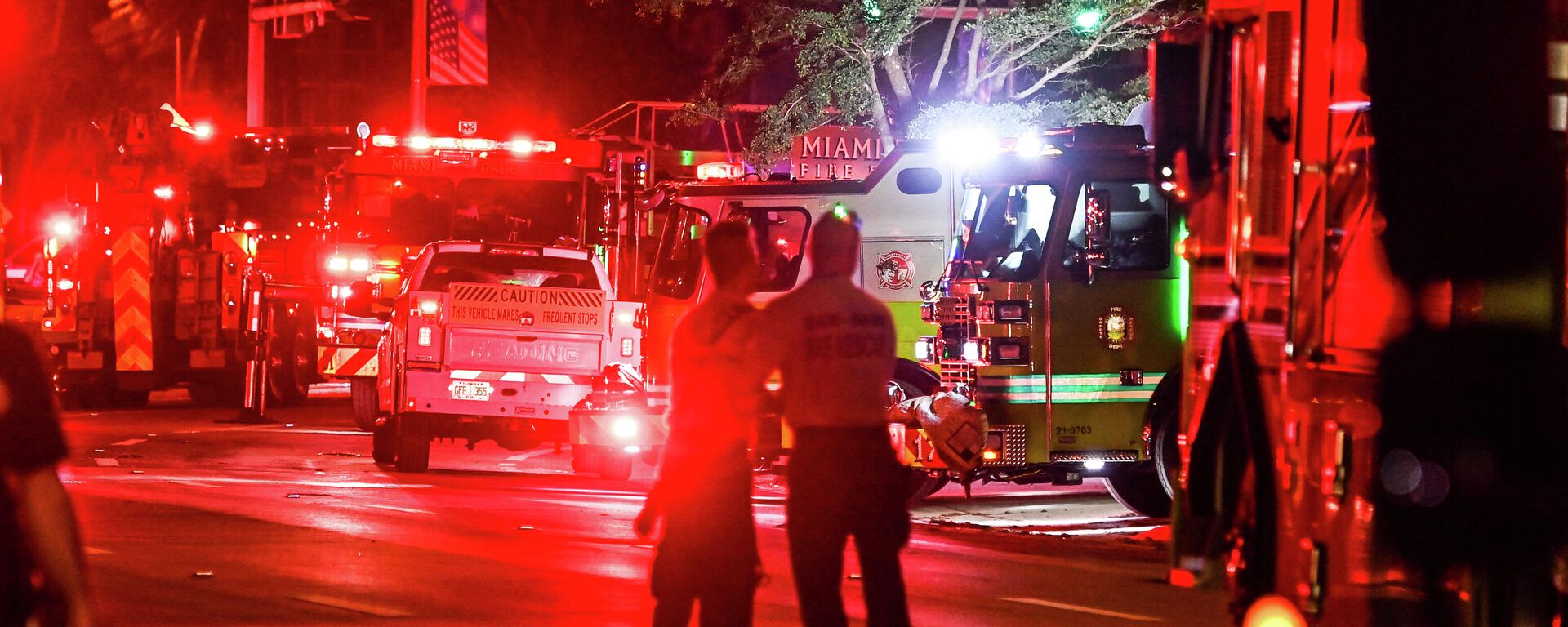 Rescatistas y vehículos que llegaron a Champlain Towers, el edificio que colapsó en Miami, Florida, en la noche del 24 de junio, 2021 - Sputnik Mundo, 1920, 05.07.2021