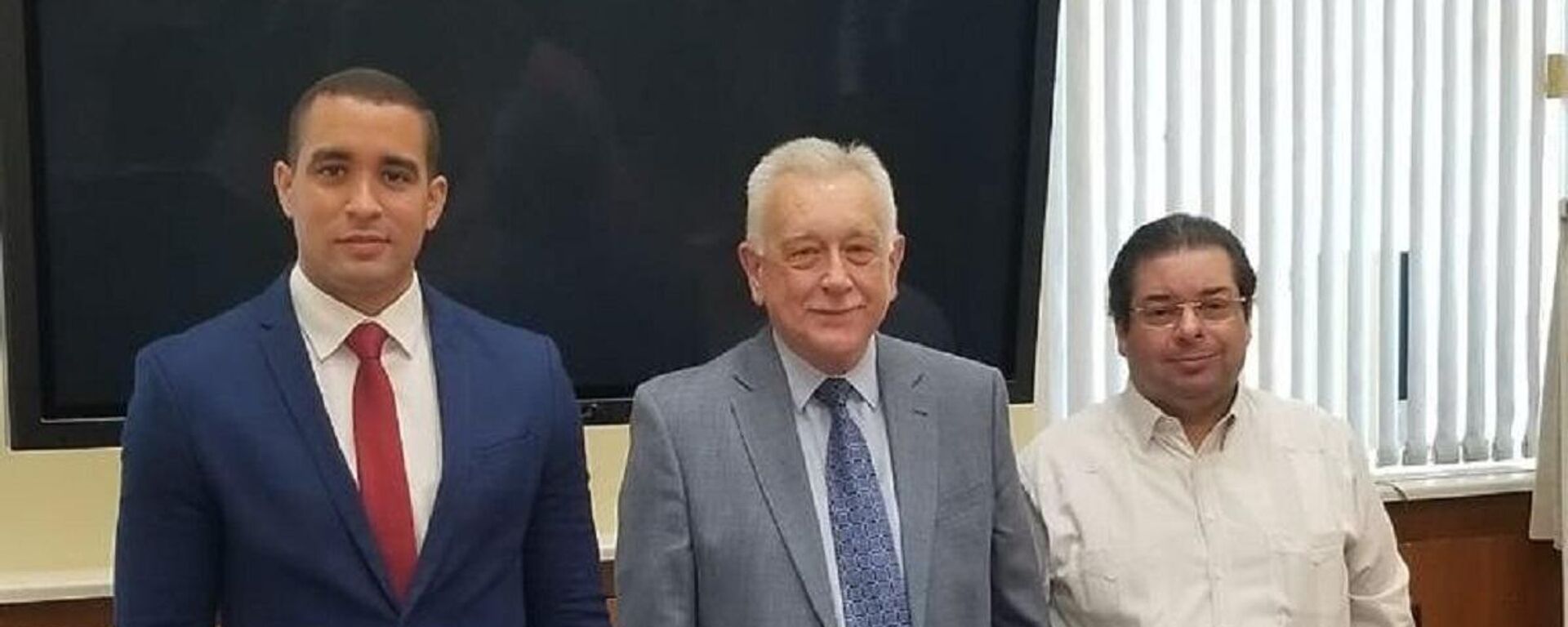 Viceministro de Política Exterior Bilateral, José Julio Gómez (izq.) en una reunión de trabajo con las autoridades de la Academia Diplomática del Ministerio de Relaciones Exteriores de la Federación de Rusia, y el embajador dominicano en Rusia, Hans Dannenberg (derecha) Viceministro de Política Exterior Bilateral, José Julio Gómez (izq.) en una reunión de trabajo con las autoridades de la Academia Diplomática del Ministerio de Relaciones Exteriores de la Federación de Rusia, y el embajador dominicano en Rusia, Hans Dannenberg (derecha) - Sputnik Mundo, 1920, 24.06.2021