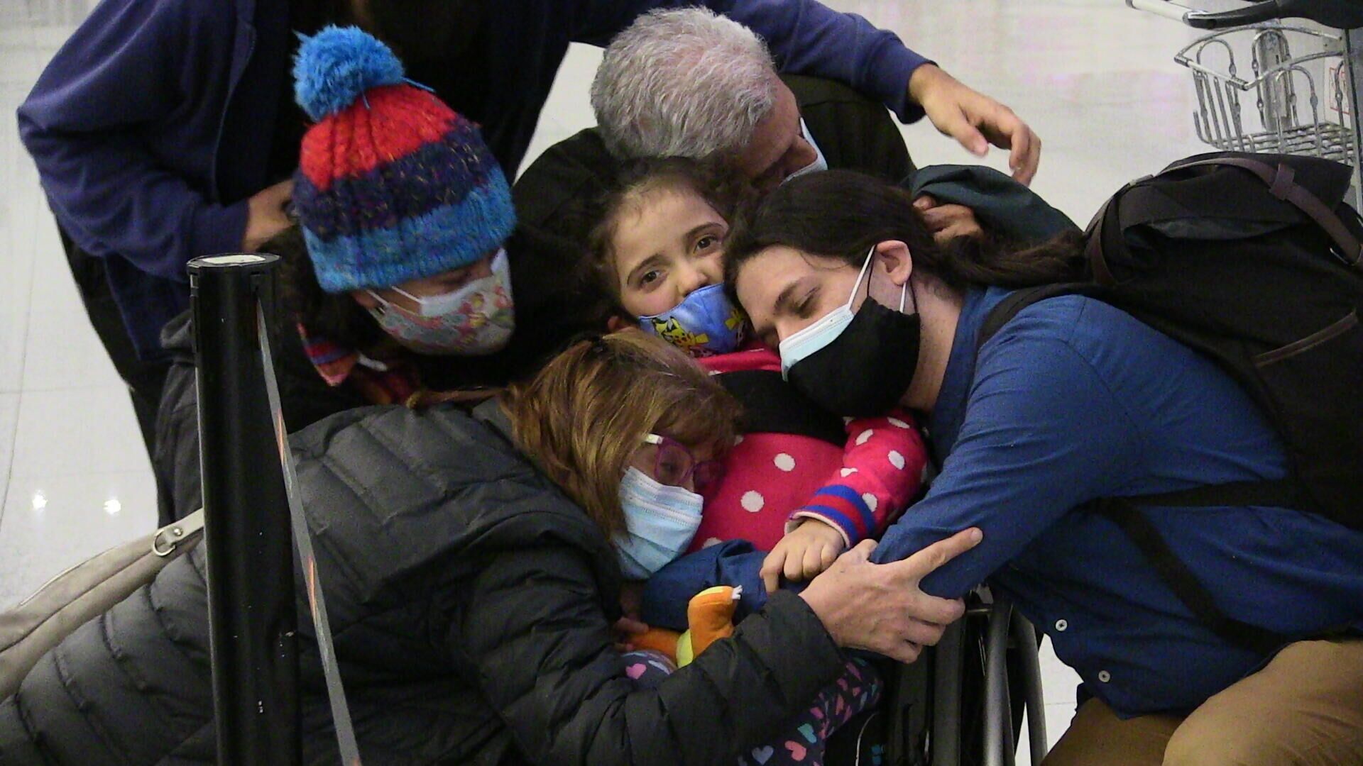 Aurora recibe el abrazo de su familia antes de partir desde Montevideo, Uruguay hacia La Habana, Cuba Aurora recibe el abrazo de su familia antes de partir desde Montevideo, Uruguay hacia La Habana, Cuba - Sputnik Mundo, 1920, 24.06.2021