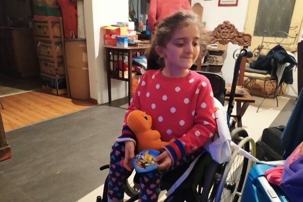 Aurora en su casa, con su muñeco de Charmander y su mascarilla de Pokémon Aurora en su casa, con su muñeco de Charmander y su mascarilla de Pokémon - Sputnik Mundo