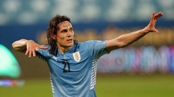 Edinson Cavani, futbolista de la selección uruguaya, celebra su gol ante Bolivia durante la fase de grupos de la Copa América 2021 en Cuiaba (Brasil), el 24 de junio del 2021 - Sputnik Mundo