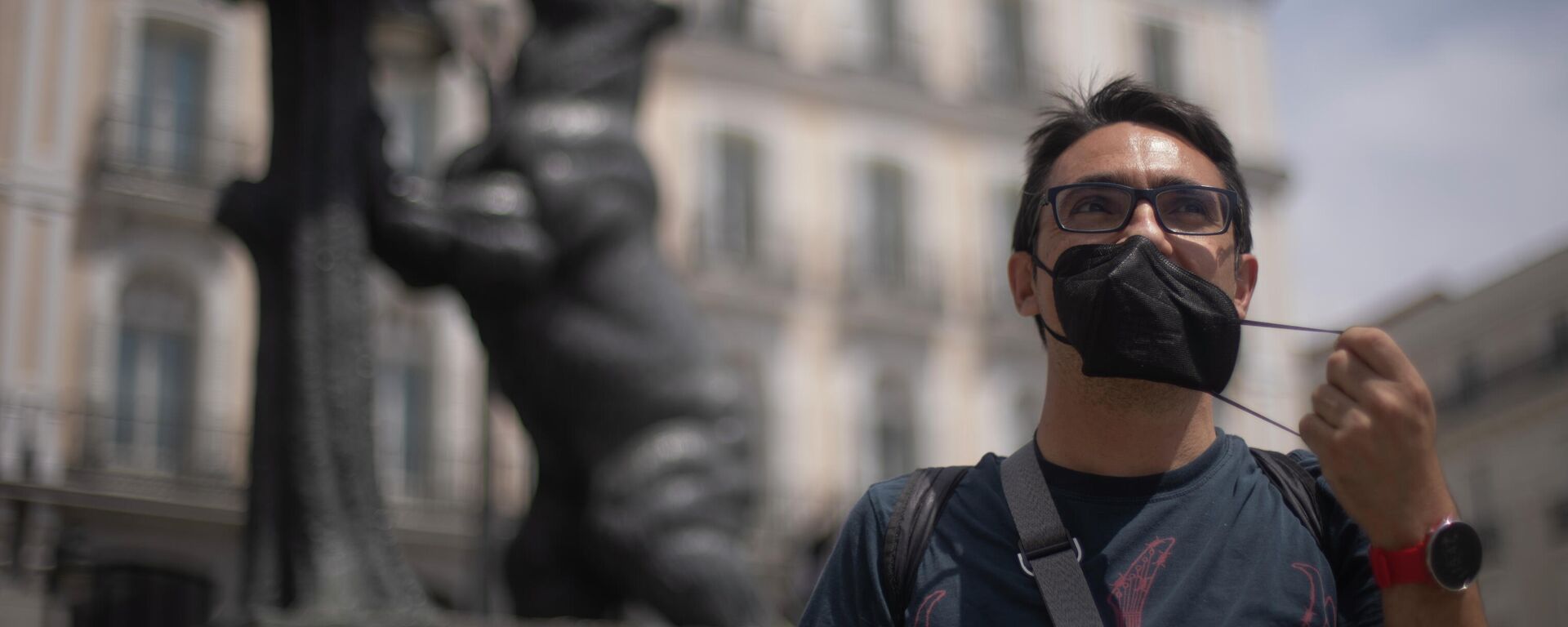 Un hombre se quita la mascarilla en Madrid - Sputnik Mundo, 1920, 15.07.2021