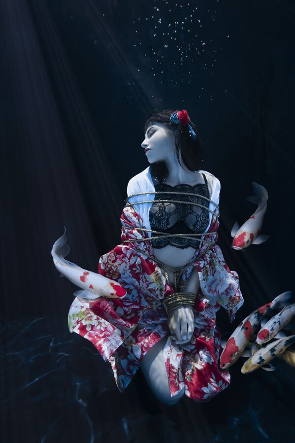 'Shibari Pond' ('Estanque Shibari'), de la francesa Charlotte Bories, fue finalista en la categoría Environmental Portrait. - Sputnik Mundo