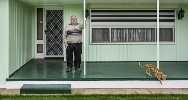 'Cat and Verandah' ('El gato y la veranda'), de la fotógrafa Karen Waller, ganó el segundo puesto en la Categoría Environmental Portrait del International Portrait Photographer del 2021. - Sputnik Mundo