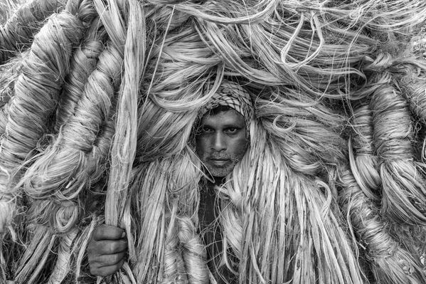 'The man of golden fibers' ('El hombre de las fibras doradas'), del fotógrafo bengalí Azim Khan Ronnie, se ganó el tercer puesto de la categoría Environmental Portrait de la edición de este año. - Sputnik Mundo