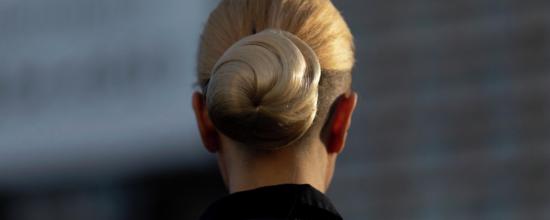 Una mujer con el peinado típico de Eva Perón durante el aniversario número 100 de su nacimiento, el 6 de mayo de 2019 Una mujer con el peinado típico de Eva Perón durante el aniversario número 100 de su nacimiento, el 6 de mayo de 2019 - Sputnik Mundo, 1920, 25.06.2021