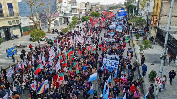 Organizaciones sociales de izquierda realizaron la multitudinaria movilización anual al Puente Pueyrredón - Sputnik Mundo