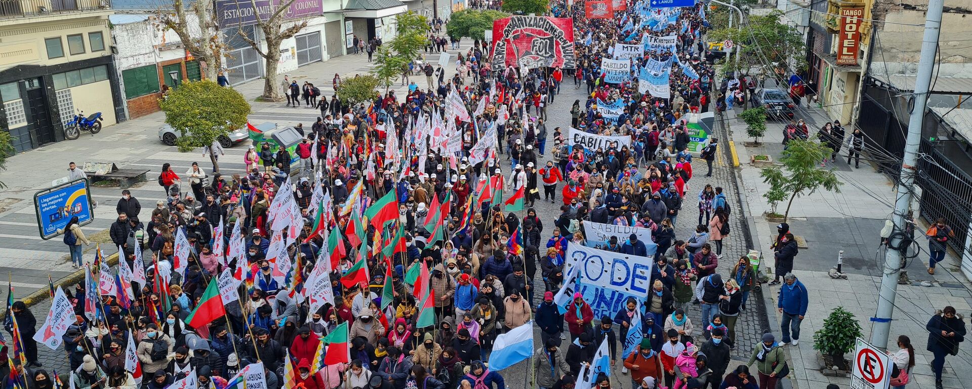 Organizaciones sociales de izquierda realizaron la multitudinaria movilización anual al Puente Pueyrredón Organizaciones sociales de izquierda realizaron la multitudinaria movilización anual al Puente Pueyrredón - Sputnik Mundo, 1920, 26.06.2021