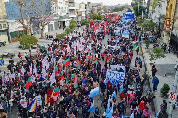 Organizaciones sociales de izquierda realizaron la multitudinaria movilización anual al Puente Pueyrredón - Sputnik Mundo