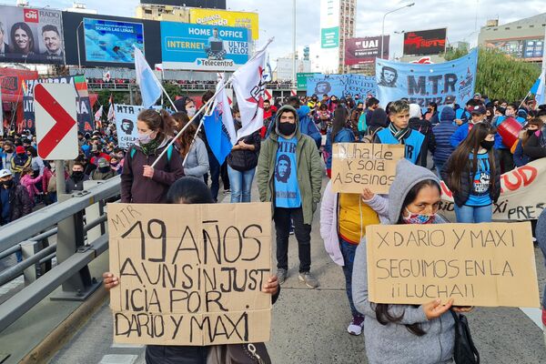 Organizaciones sociales de izquierda realizaron la multitudinaria movilización anual al Puente Pueyrredón - Sputnik Mundo