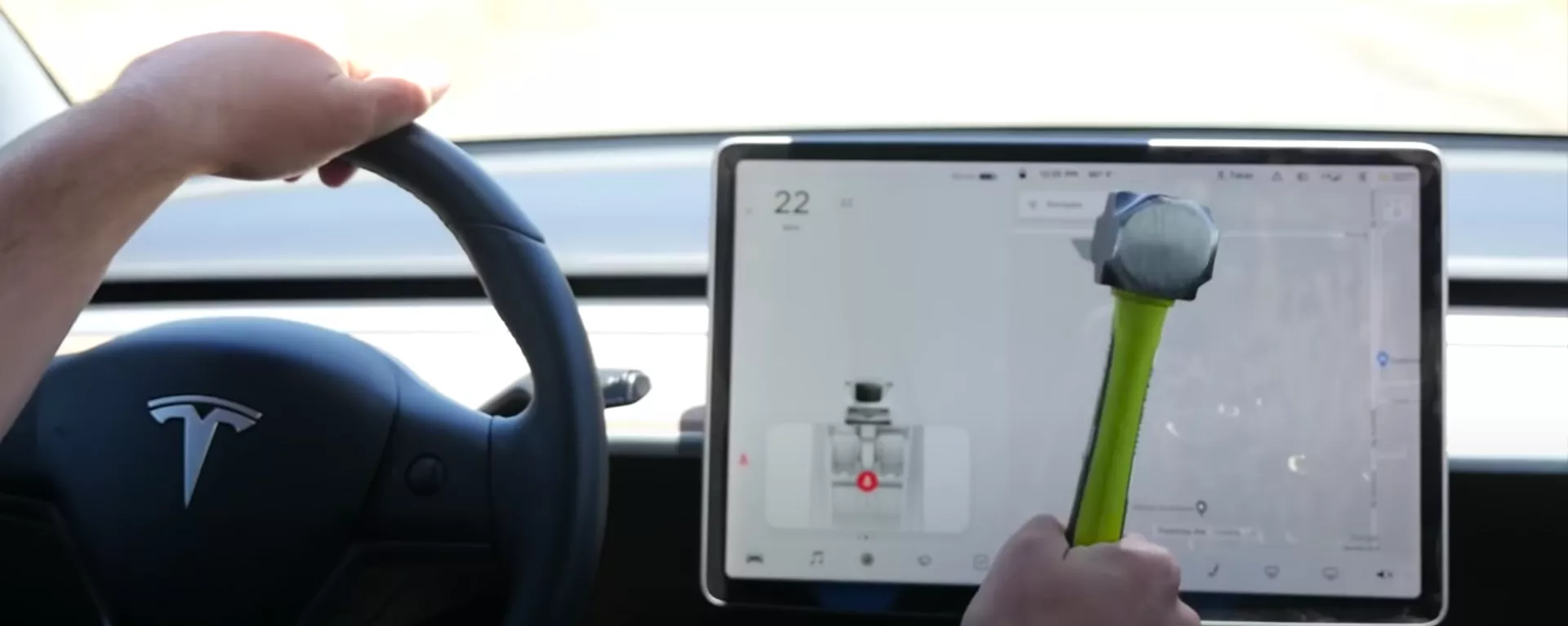 Un 'youtuber' golpea repetidamente la pantalla de su Tesla Model 3 Un 'youtuber' golpea repetidamente la pantalla de su Tesla Model 3 - Sputnik Mundo, 1920, 27.06.2021