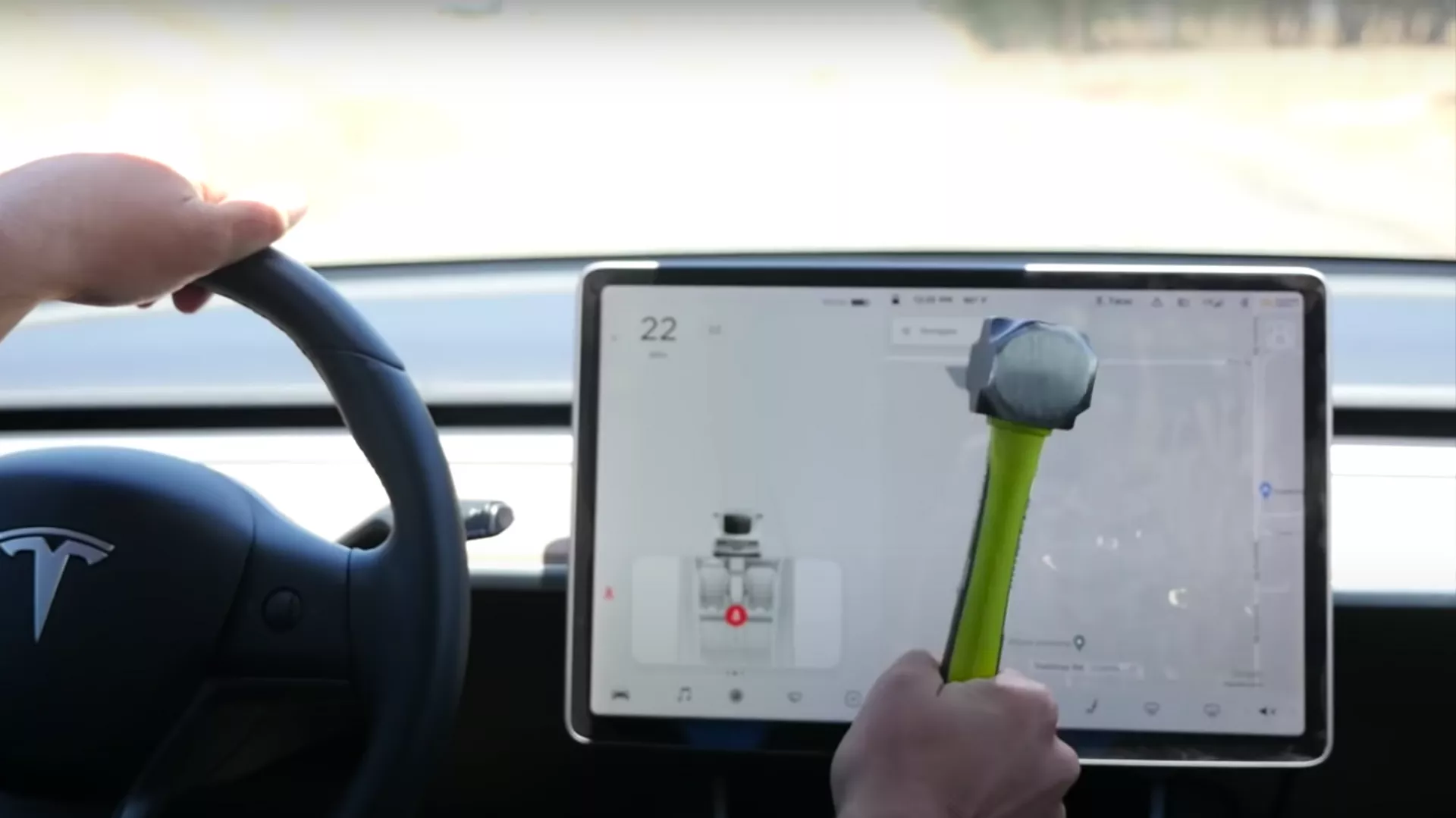 Un 'youtuber'  golpea repetidamente la pantalla de su Tesla Model 3