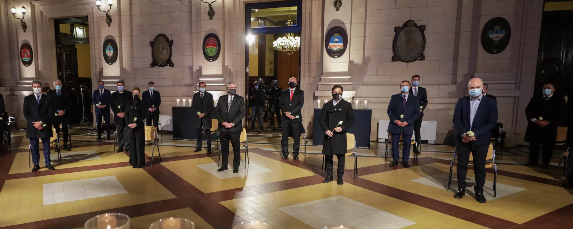 El presidente de Argentina, Alberto Fernández, junto a otras autoridades en un homenaje a los fallecidos por coronavirus El presidente de Argentina, Alberto Fernández, junto a otras autoridades en un homenaje a los fallecidos por coronavirus - Sputnik Mundo, 1920, 27.06.2021