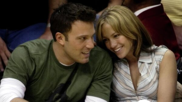 El actor Ben Affleck y la cantante Jennifer Lopez en 2003 - Sputnik Mundo