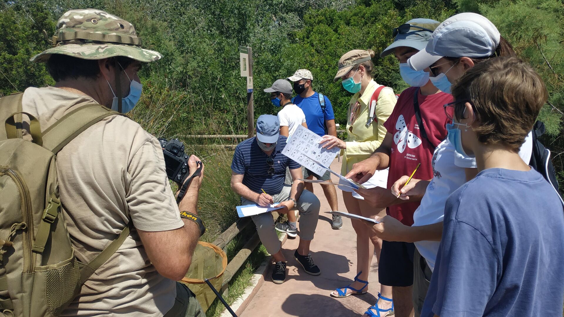 Asistentes a una actividad de la asociación española Zerynthia, que protege la biodiversidad - Sputnik Mundo, 1920, 01.07.2021