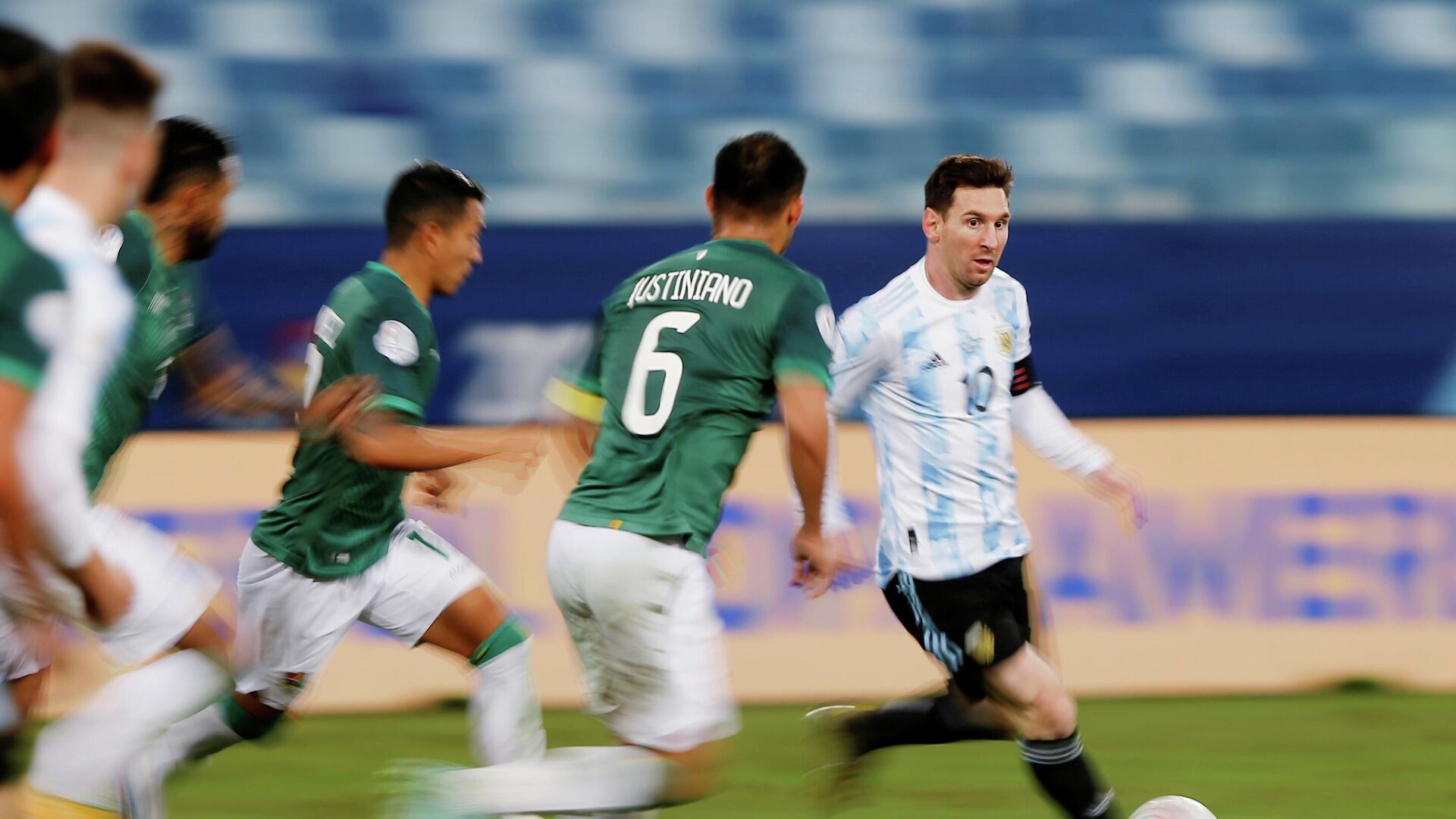 Leo Messi en el partido entre Argentina y Bolivia Leo Messi en el partido entre Argentina y Bolivia - Sputnik Mundo, 1920, 29.06.2021