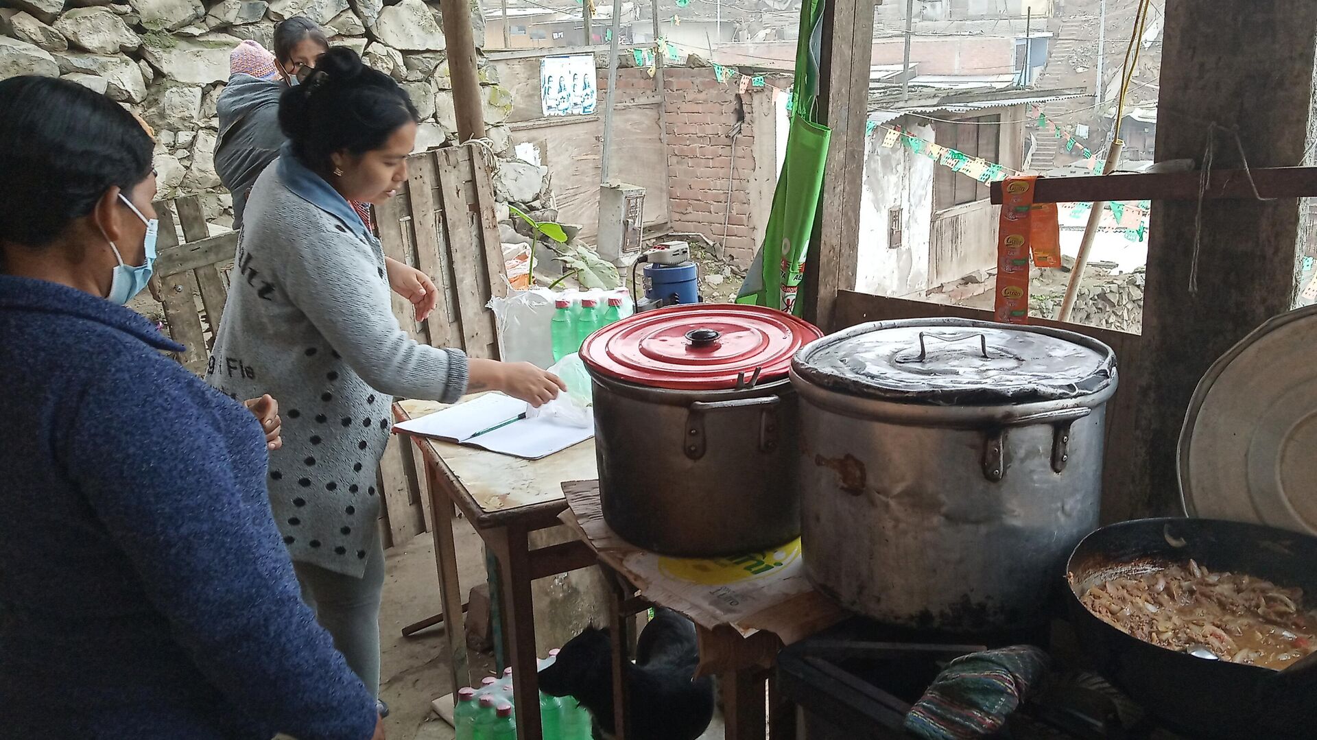 Olla común Juntos venceremos esta lucha Olla común Juntos venceremos esta lucha - Sputnik Mundo, 1920, 30.06.2021