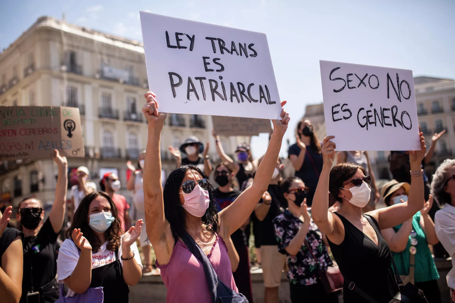 Mujeres concentradas durante una manifestación contra la ley trans (Madrid) Mujeres concentradas durante una manifestación contra la ley trans (Madrid) - Sputnik Mundo, 1920, 30.06.2021