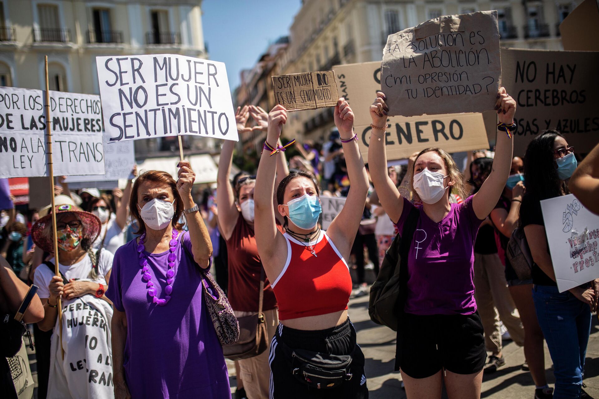  Mujeres con carteles durante una manifestación contra la ley trans (Madrid) - Sputnik Mundo, 1920, 30.06.2021