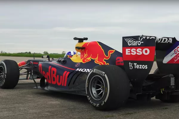 Carrera entre un RB7 de Red Bull y un Bugatti Chiron - Sputnik Mundo