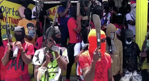 Integrantes de bandas criminales armados se despliegan en las calles de Puerto Príncipe, el 23 de junio de 2021. Los enfrentamientos constantes y violentos entre bandas rivales son parte de la inseguridad generalizada que ha motivado, entre otras tantas causas, las protestas contra el Gobierno de Haití. Integrantes de bandas criminales armados se despliegan en las calles de Puerto Príncipe, el 23 de junio de 2021. Los enfrentamientos constantes y violentos entre bandas rivales son parte de la inseguridad generalizada que ha motivado, entre otras tantas causas, las protestas contra el Gobierno de Haití. - Sputnik Mundo