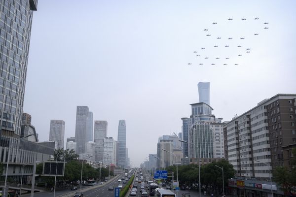 Los aviones de combate y los helicópteros sobrevolaron la plaza de Tiananmén, y formaron los números '100' y '71' en el cielo(en octubre de este año la República Popular de China celebrará el 72 aniversario de su fundación). - Sputnik Mundo