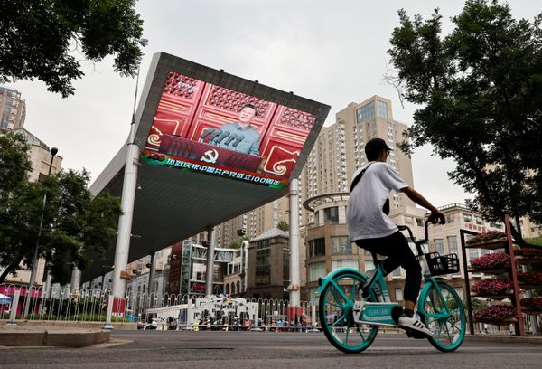 El presidente del país y secretario general del Comité Central del PCCh, Xi Jinping, pronunció un discurso desde una tribuna en la muralla de la Ciudad Prohibida en el que la palabra "pueblo" sonó más de 80 veces.En la foto: la transmisión del discurso de Xi Jinping durante el centenario del Partido Comunista de China. - Sputnik Mundo