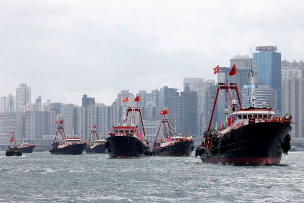 Cuando se fundó, el PCCh contaba con unos 50 miembros. Actualmente cuenta con más de 95 millones.En la foto: unos barcos pesqueros con las banderas de China y Hong Kong durante la celebración del centenario del Partido Comunista de China. - Sputnik Mundo