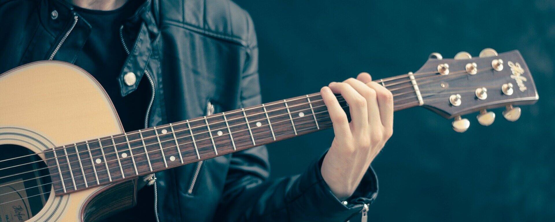 Un chico tocando el guitarra (imagen referencial) - Sputnik Mundo, 1920, 01.07.2021