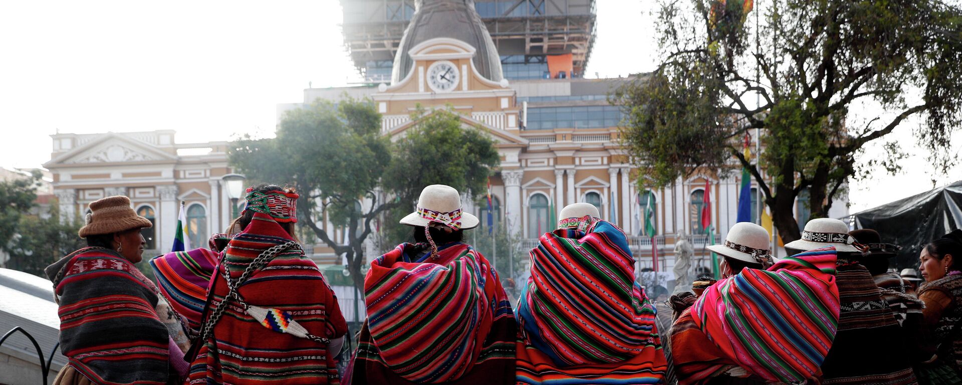 Indígenas bolivianas frente a la sede del Parlamento - Sputnik Mundo, 1920, 27.10.2021