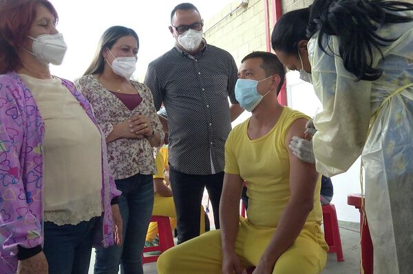 La ministra venezolana para el Servicio Penitenciario, Marelys Contreras, observa la vacunación de un recluso La ministra venezolana para el Servicio Penitenciario, Marelys Contreras, observa la vacunación de un recluso - Sputnik Mundo