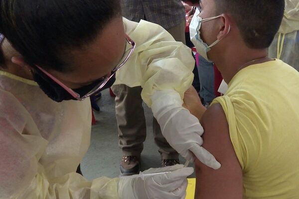 Un recluso siendo vacunado Un recluso siendo vacunado - Sputnik Mundo