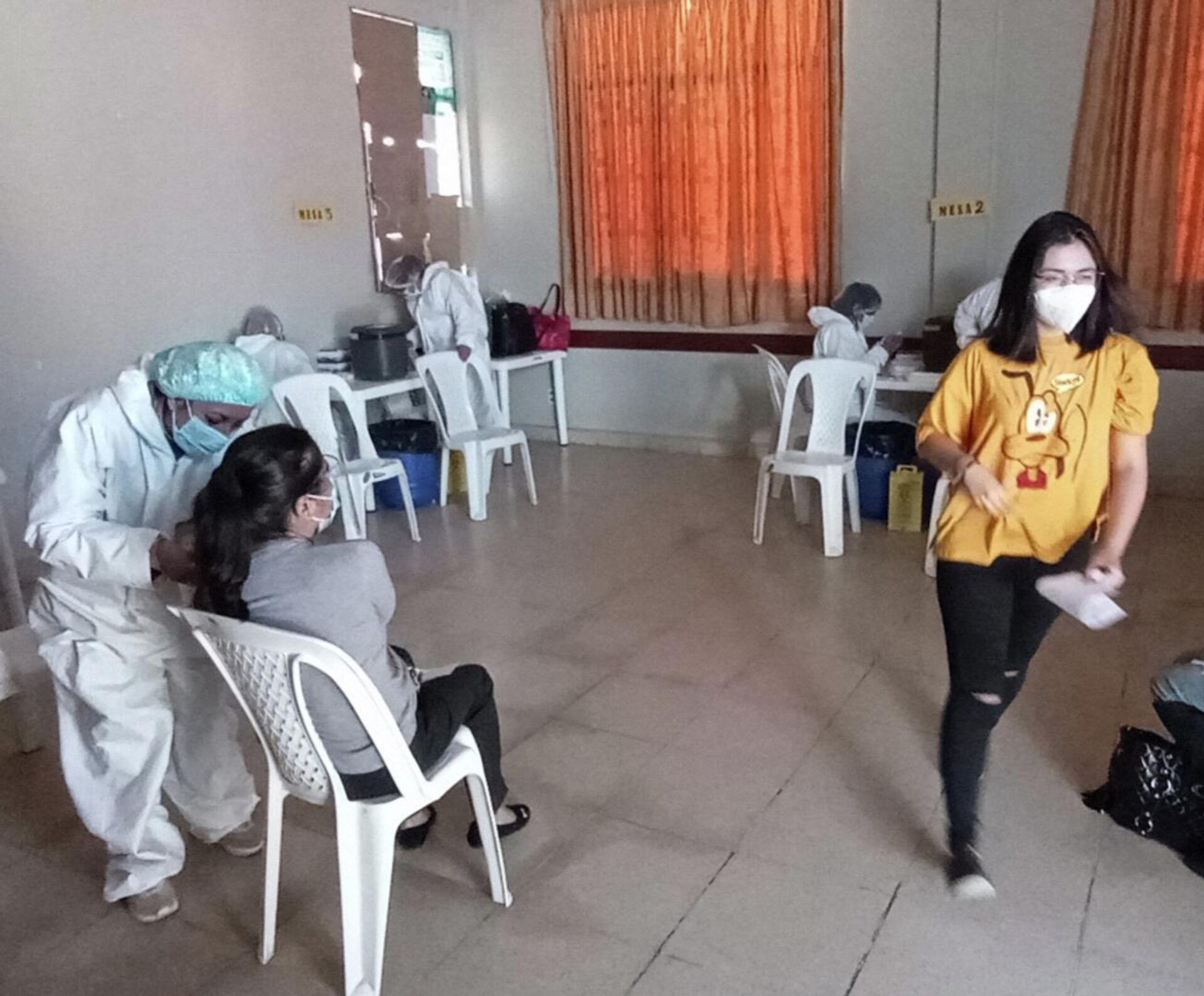 Una joven saliendo del vacunatorio en Cochabamba - Sputnik Mundo, 1920, 02.07.2021