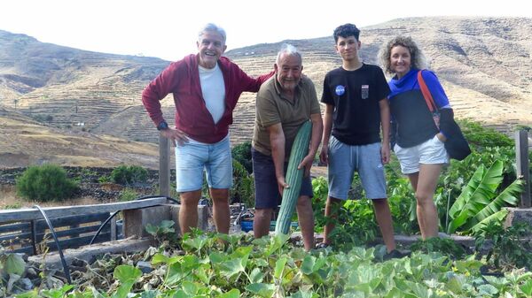 El dueño del monumental pepino, Nizar Tayar, junto a sus amigos - Sputnik Mundo