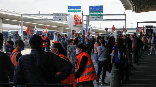 Рuelga en el aeropuerto de Charles de Gaulle  - Sputnik Mundo