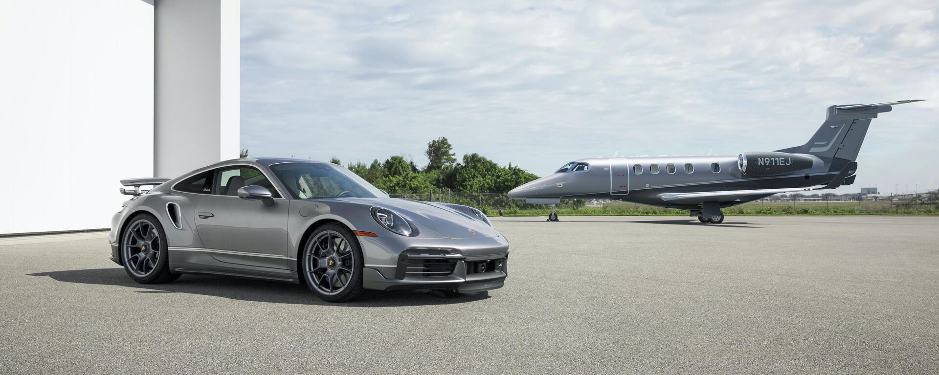 Un Porsche 911 Turbo S y un jet Embraer Phenom 300E de la edición especial 'Duet' - Sputnik Mundo, 1920, 02.07.2021