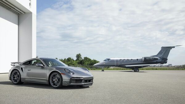 Un Porsche 911 Turbo S y un jet Embraer Phenom 300E de la edición especial 'Duet' - Sputnik Mundo