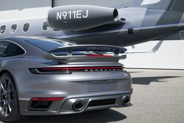 Un Porsche 911 Turbo S y un jet Embraer Phenom 300E de la edición especial 'Duet' - Sputnik Mundo