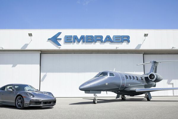 Un Porsche 911 Turbo S y un jet Embraer Phenom 300E de la edición especial 'Duet' - Sputnik Mundo