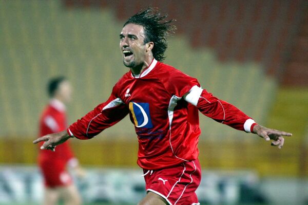 El futbolista argentino Gabriel Batistuta durante un partido de la Liga Сatar en 2004 - Sputnik Mundo