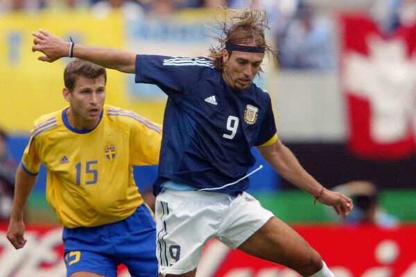 El futbolista argentino Gabriel Batistuta controla la pelota en un partido de la Copa Mundial 2002  - Sputnik Mundo