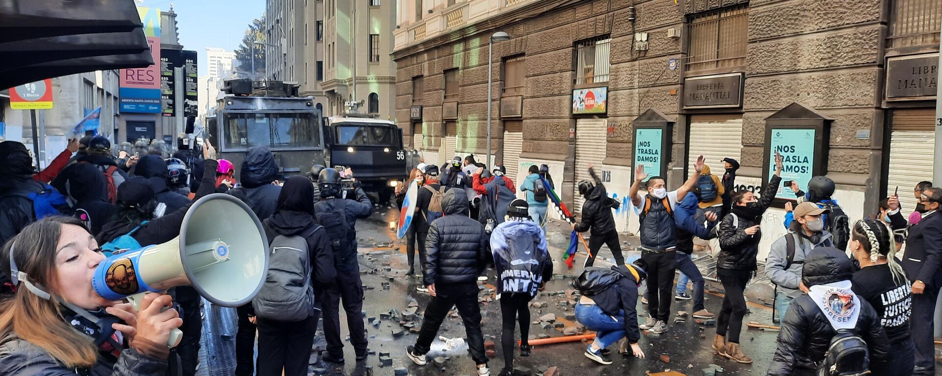 Manifestantes frente a la policía - Sputnik Mundo, 1920, 17.10.2024