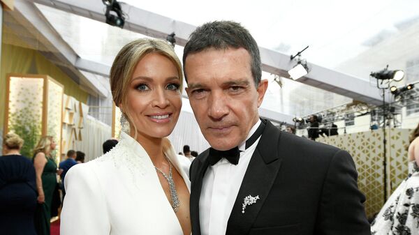 El actor español Antonio Banderas, junto a su novia Nicole Kimpel - Sputnik Mundo