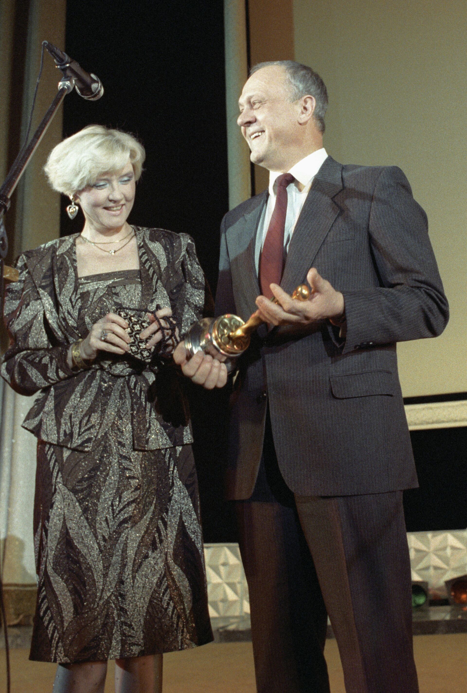  El director de cine Vladímir Menshov y su esposa, Vera Aléntova, con la estatuilla de los Óscar - Sputnik Mundo, 1920, 05.07.2021