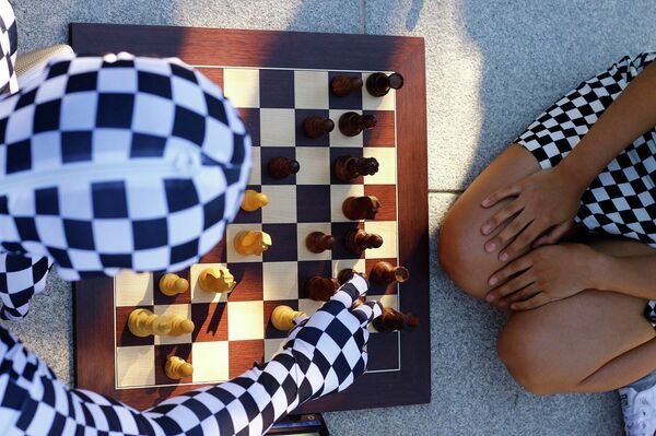 El llamado Rey Enigma juega al ajedrez en el parque de El Retiro de Madrid - Sputnik Mundo