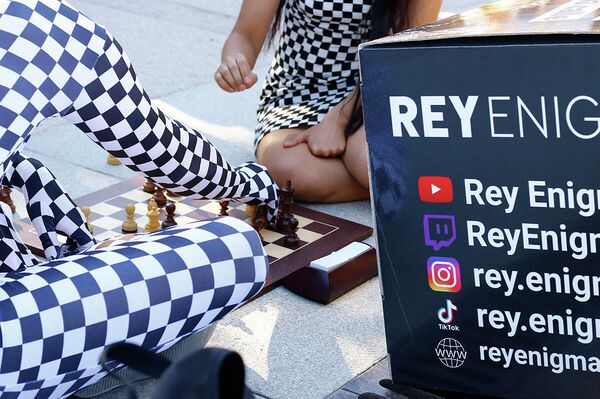 El llamado Rey Enigma juega al ajedrez en el parque de El Retiro de Madrid - Sputnik Mundo