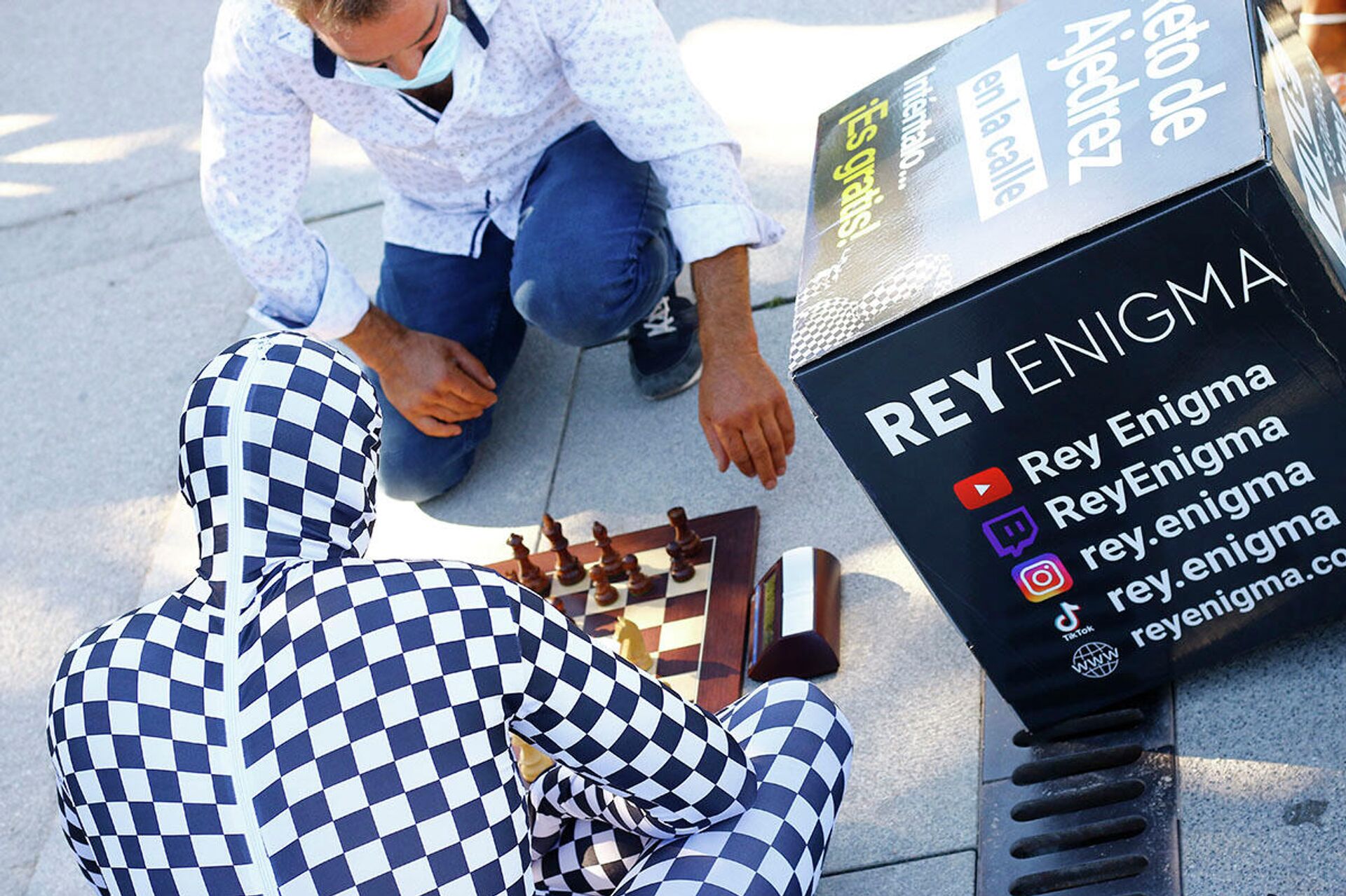 El llamado Rey Enigma juega al ajedrez en el parque de El Retiro de Madrid - Sputnik Mundo, 1920, 08.07.2021
